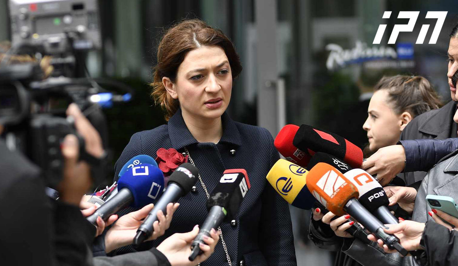 ანა ბუჩუკურის ინფორმაციით, შსს-ს თანამშრომლებმა საგამოძიებო მოქმედების ფარგლებში, გიორგი გახარიას ტანსაცმელი ამოიღეს