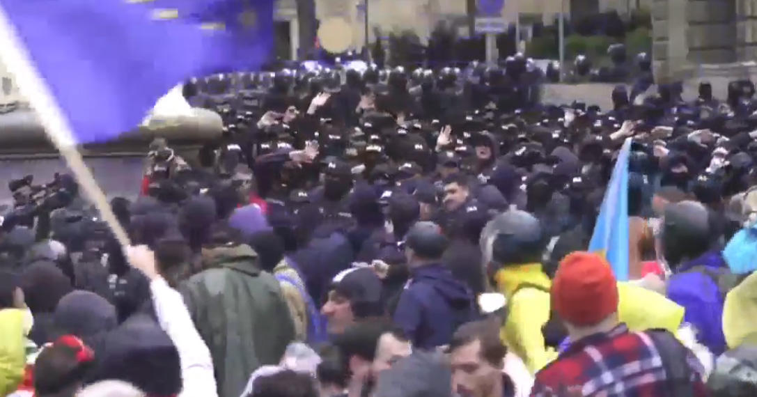 ჭიჭინაძის ქუჩაზე სამართალდამცავებსა და აქციის მონაწილეებს შორის დაპირისპირებაა