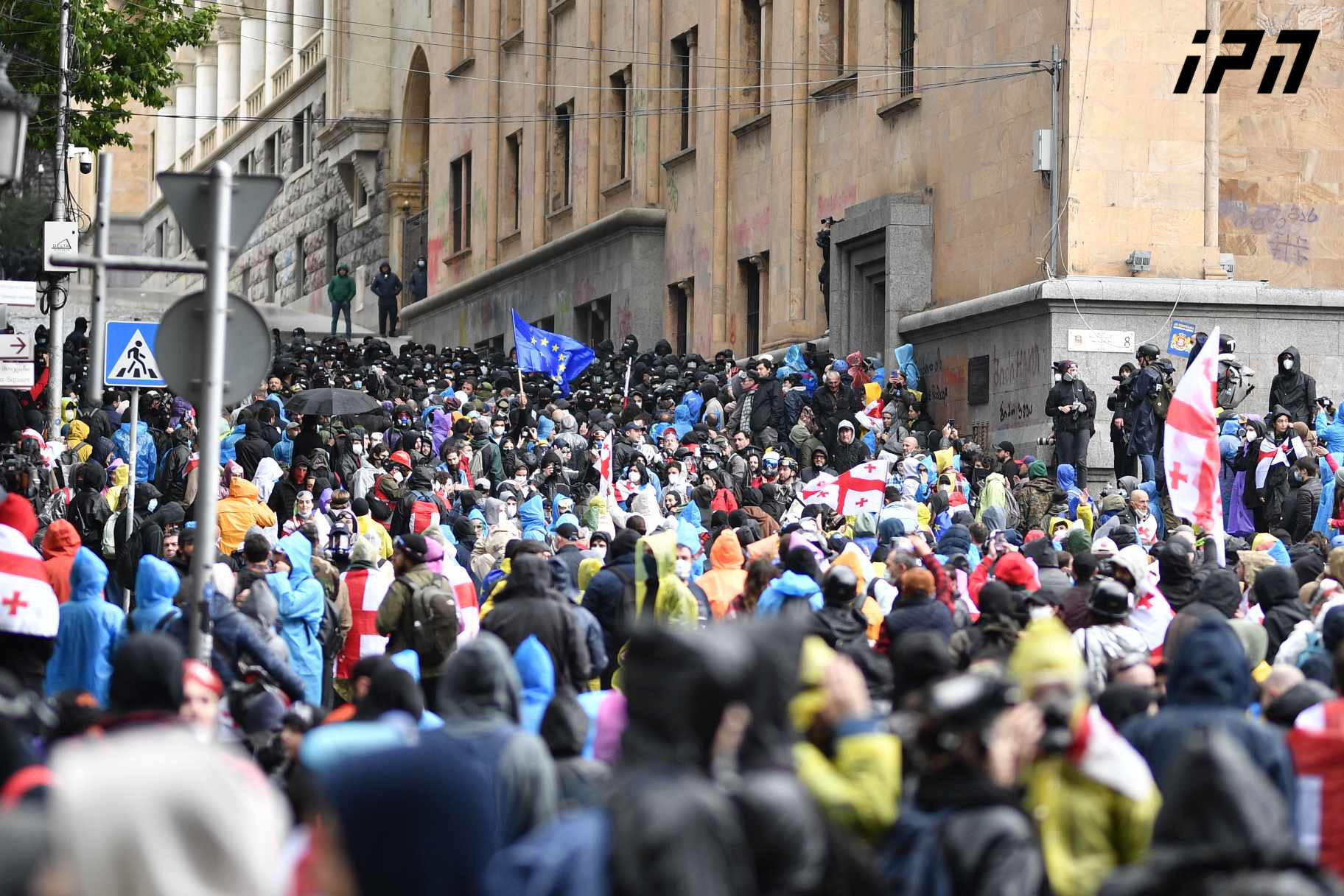 უმრავლესობის წევრები პარლამენტში ჩიტაძის ქუჩიდან შეიყვანეს - "ქართული ოცნებისა" და "ხალხის ძალის" დეპუტატებს საკანონმდებლო ორგანოში შესვლა აქციის მონაწილეების შეძახილების ფონზე უწევდათ, რომლებიც მათ "მონებს" და "რუსებს" ეძახდნენ