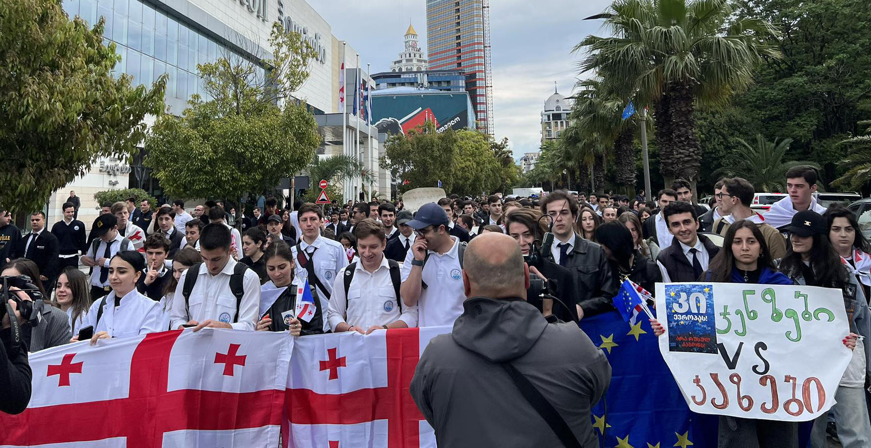 ბათუმში მიმდინარე აქციის მონაწილეები მსვლელობით საზღვაო აკადემიასთან მიდიან