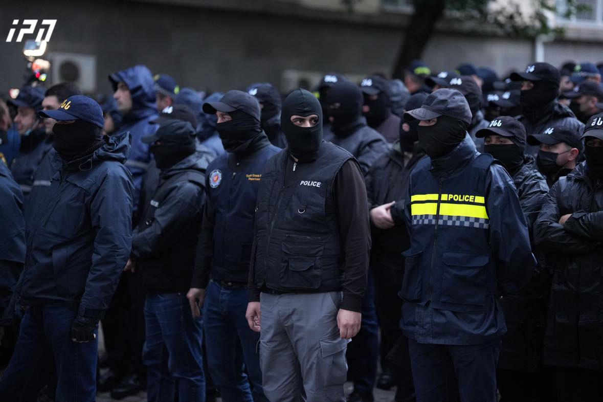 სამართალდამცველებმა ჩიტაძის ქუჩაზე შეკრებილ აქციის მონაწილეებს 5 წუთი მისცეს იმისთვის, რომ მათ ტერიტორია დატოვონ და პარლამენტის წინ გადაინაცვლონ