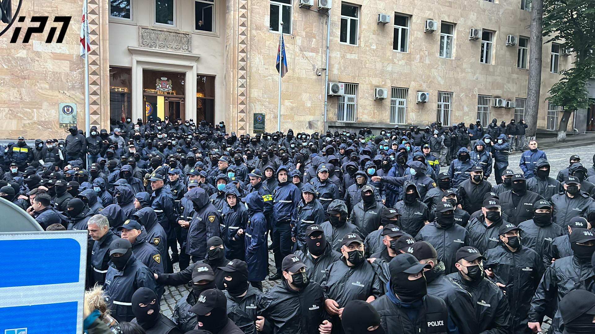პარლამენტის უკან, სამართალდამცავებსა და აქციის მონაწილეებს შორის შეხლა-შემოხლა იყო - ამ დროისთვის, ტერიტორიას სრულად იკავებს სპეცრაზმი, განლაგდა წყლის ჭავლის მანქანაც