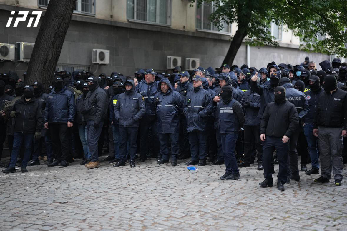 პარლამენტის უკანა შესასვლელთან არსებული სკვერი სამართალდამცველებმა დაიკავეს