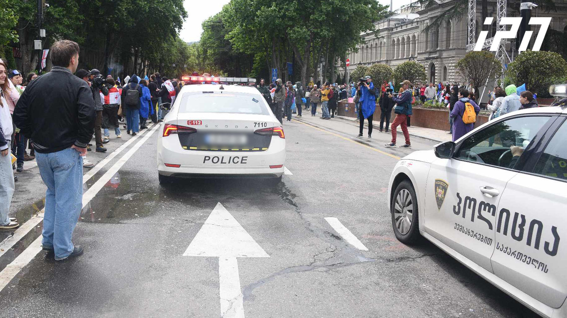 პარლამენტის წინ შეკრებილ აქციის მონაწილეებს სამართალდამცავებმა გზის სავალი ნაწილის გათავისუფლებისკენ კიდევ ერთხელ მოუწოდეს