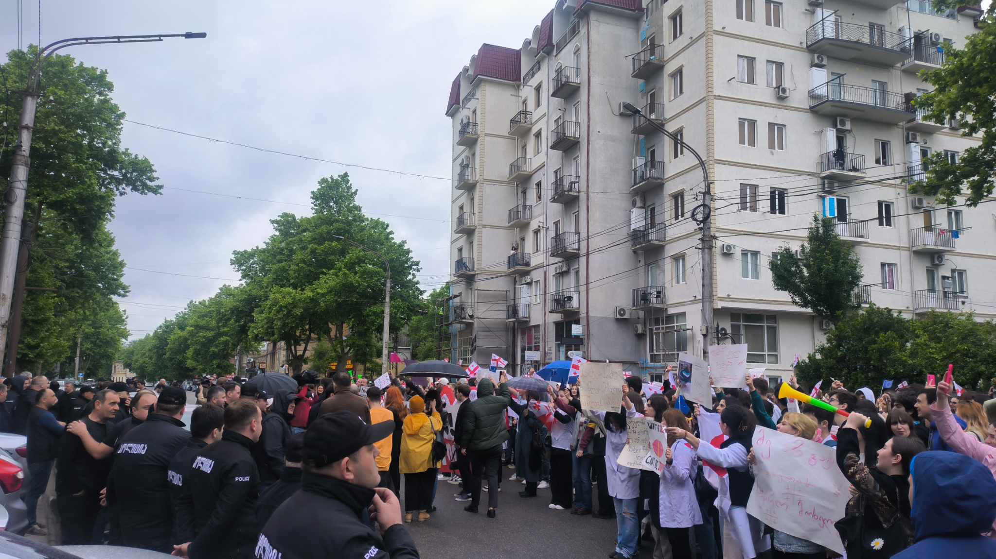 ქუთაისში, საპროტესტო აქციის მონაწილეები მსვლელობით „ქართული ოცნების“ ოფისთან მივიდნენ