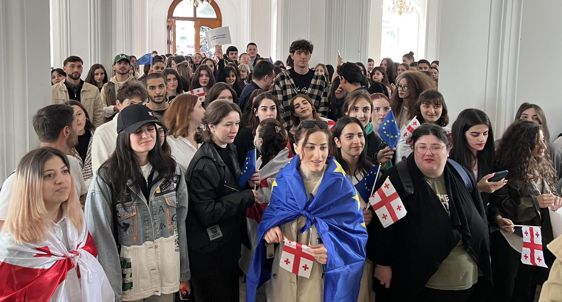 ბათუმის სახელმწიფო უნივერსიტეტში სტუდენტები „უცხოური გავლენის გამჭვირვალობის შესახებ“ კანონპროექტს აპროტესტებენ