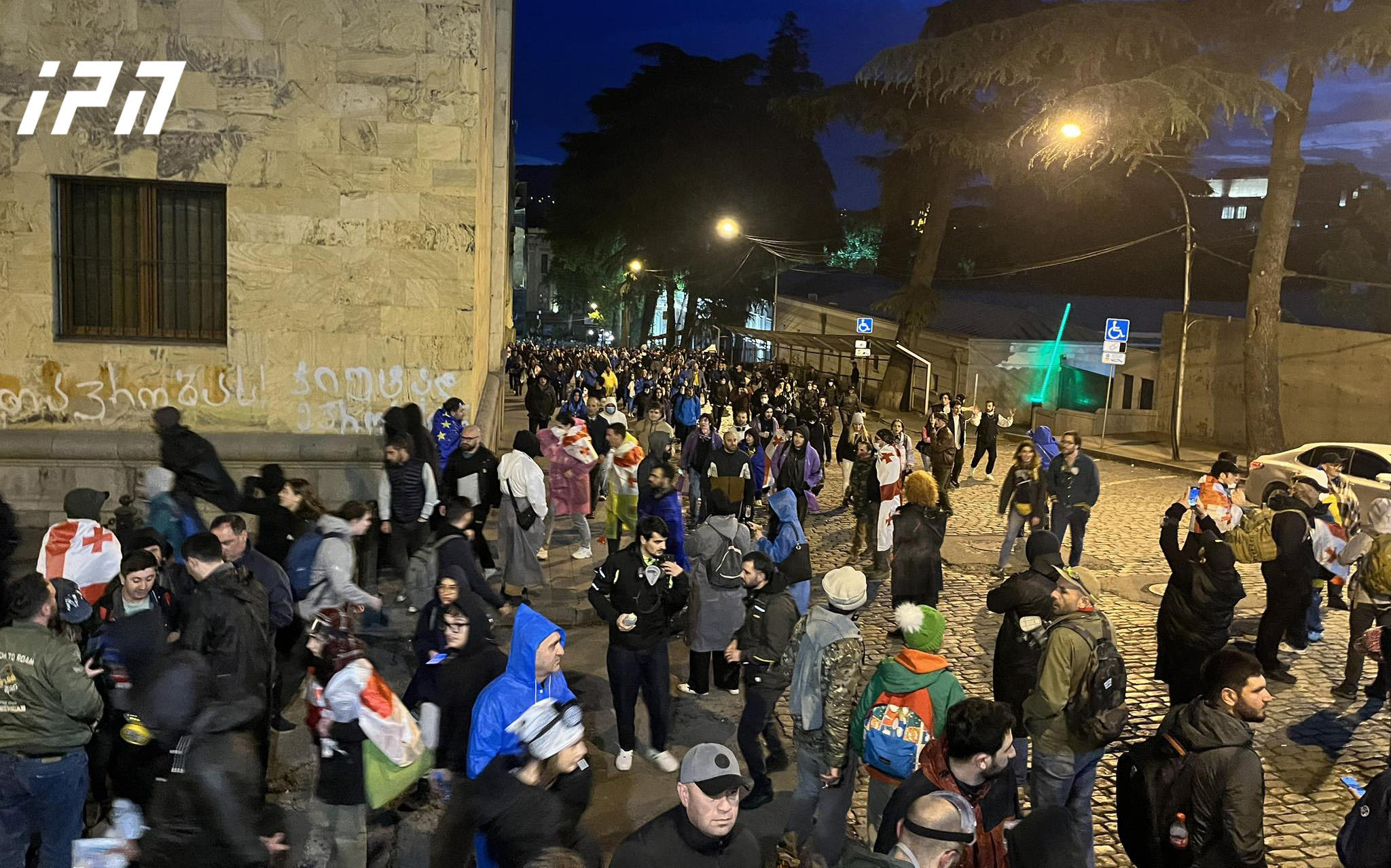 ორგანიზატორებმა აქციის მონაწილეებს მოუწოდეს, პარლამენტის უკანა შესასვლელთან გადაინაცვლონ