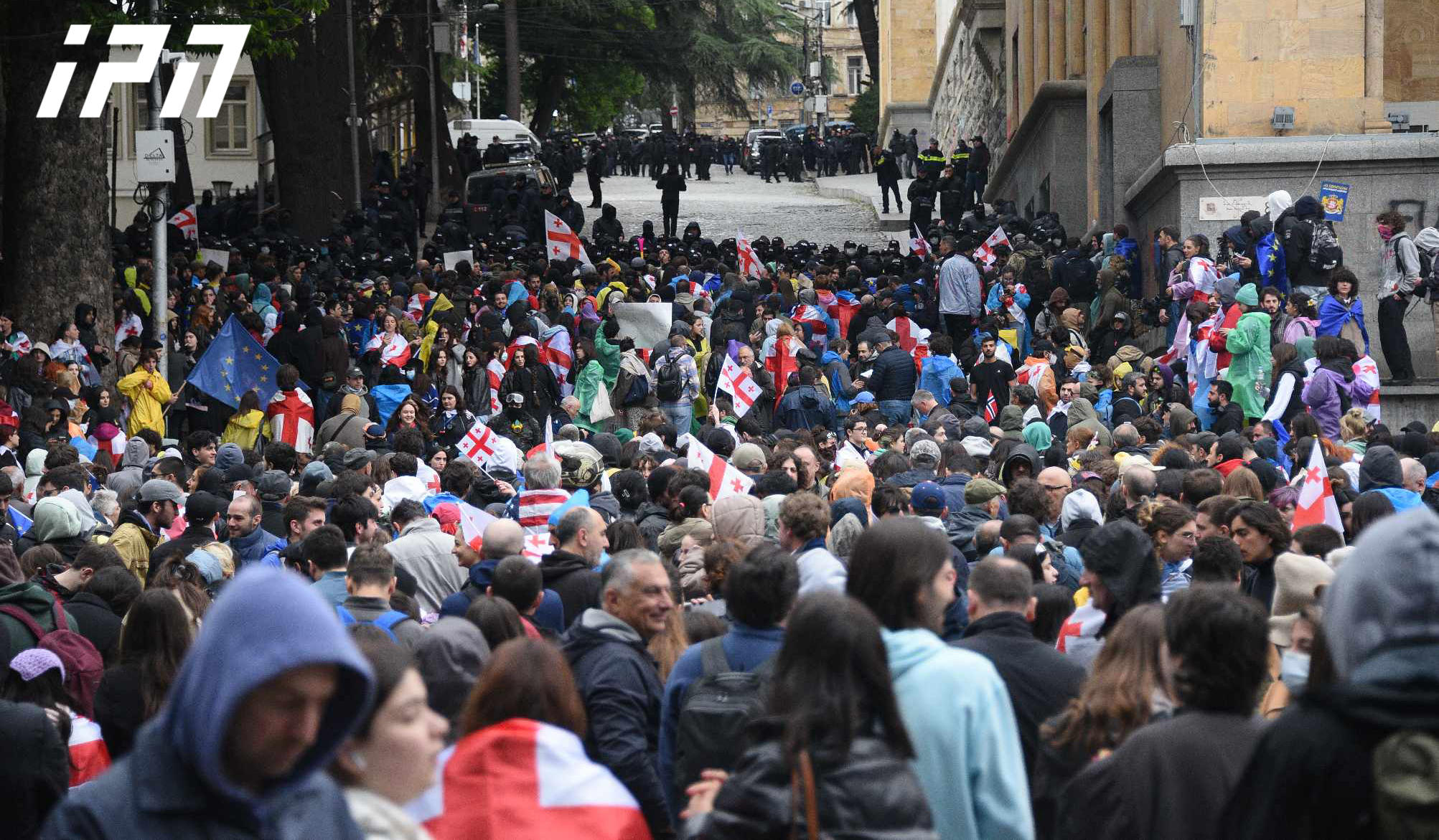 „უცხოური გავლენის გამჭვირვალობის შესახებ“ კანონპროექტის მესამე მოსმენით მიღებას აქციის მონაწილეები ხმაურით შეხვდნენ - ისმის შეძახილები: „მონებო“, „რუსებო“