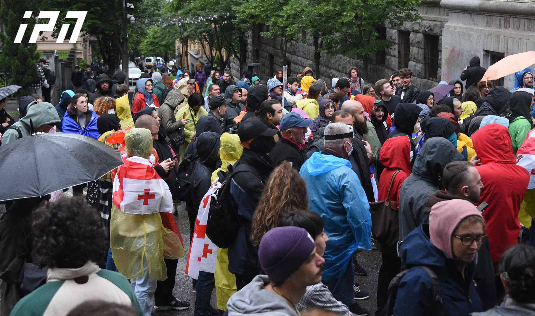 პარლამენტის უკანა შესასვლელთან „უცხოური გავლენის გამჭვირვალობის შესახებ“ საწინააღმდეგო აქციის მონაწილეები იკრიბებიან