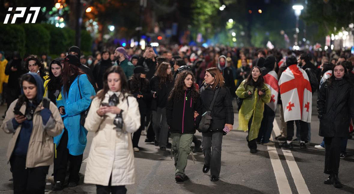 აქციის მონაწილეების ნაწილი გმირთა მოედნისკენ მიემართება