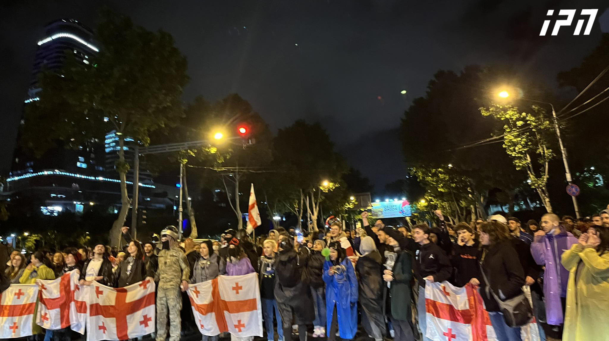 აქციის მონაწილეების ნაწილმა გმირთა მოედნიდან მსვლელობით მტკვრის მარცხენა სანაპიროზე გადაინაცვლა, ნაწილი კი ჭავჭავაძის გამზირისკენ გაემართა