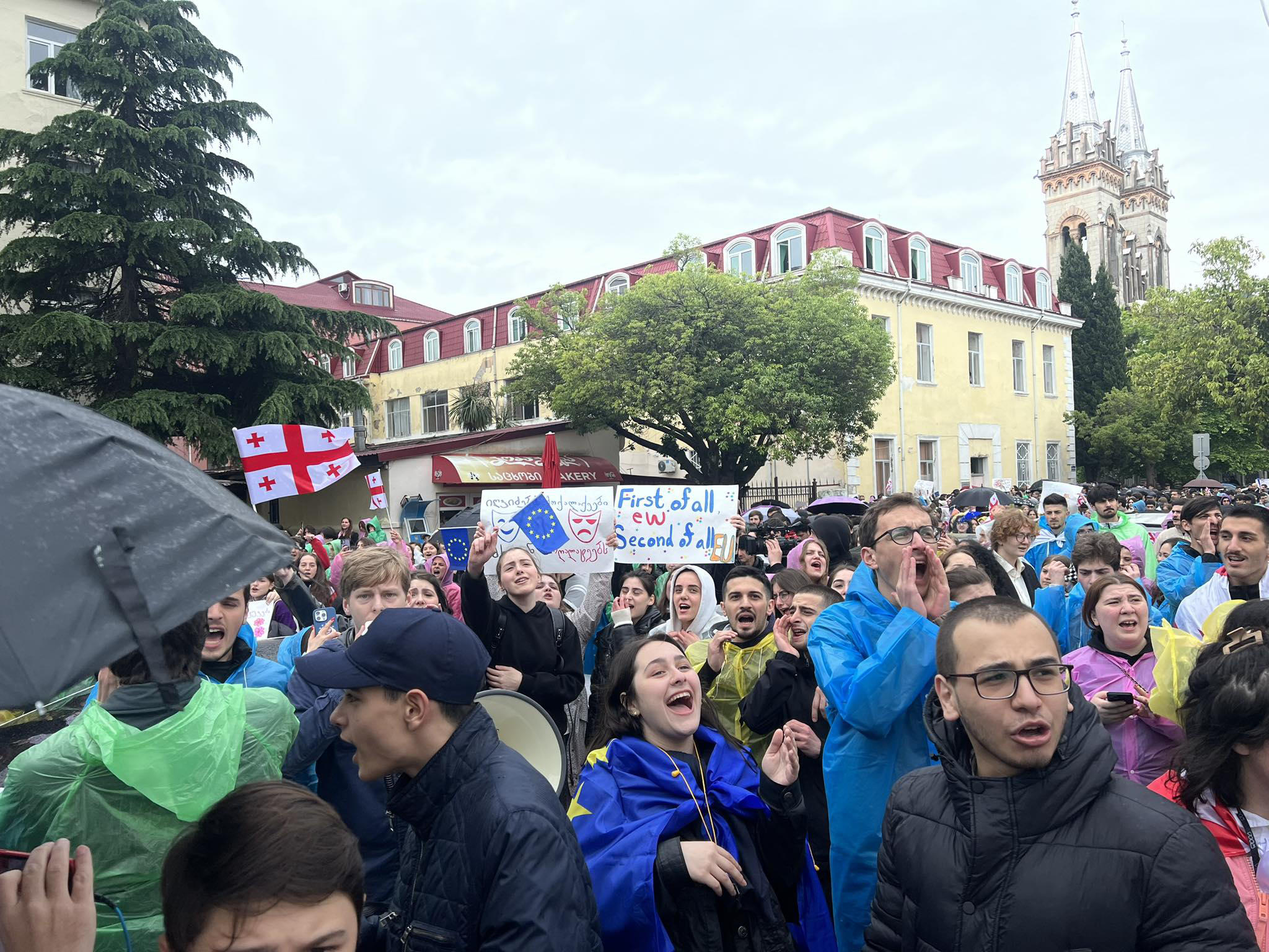 „საქართველო“, „არა რუსულ კანონს“, - ამ შეძახილებით ბათუმის ქუჩებში სხვადასხვა უმაღლესი სასწავლებლის სტუდენტები და სკოლის მოსწავლეები საპროტესტო აქცია-მსვლელობას მართავენ