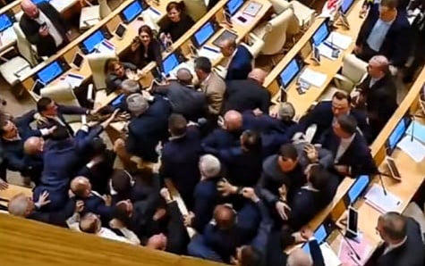 პარლამენტის პლენარულ სხდომაზე დეპუტატები ერთმანეთს ფიზიკურად დაუპირისპირდნენ - დიმიტრი სამხარაძის მხრიდან ლევან ხაბეიშვილის მისამართით ისმოდა გინებაც