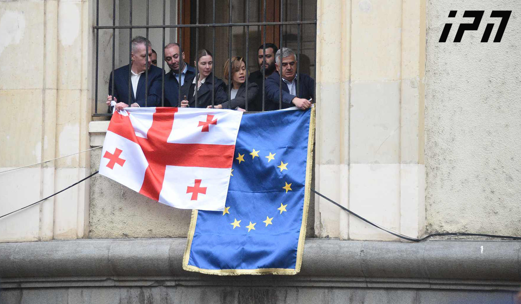 ოპოზიციონერმა დეპუტატებმა პარლამენტიდან საქართველოსა და ევროკავშირის დროშები გადმოფინეს, რასაც აქციის მონაწილეების მხრიდან ოვაციები მოჰყვა