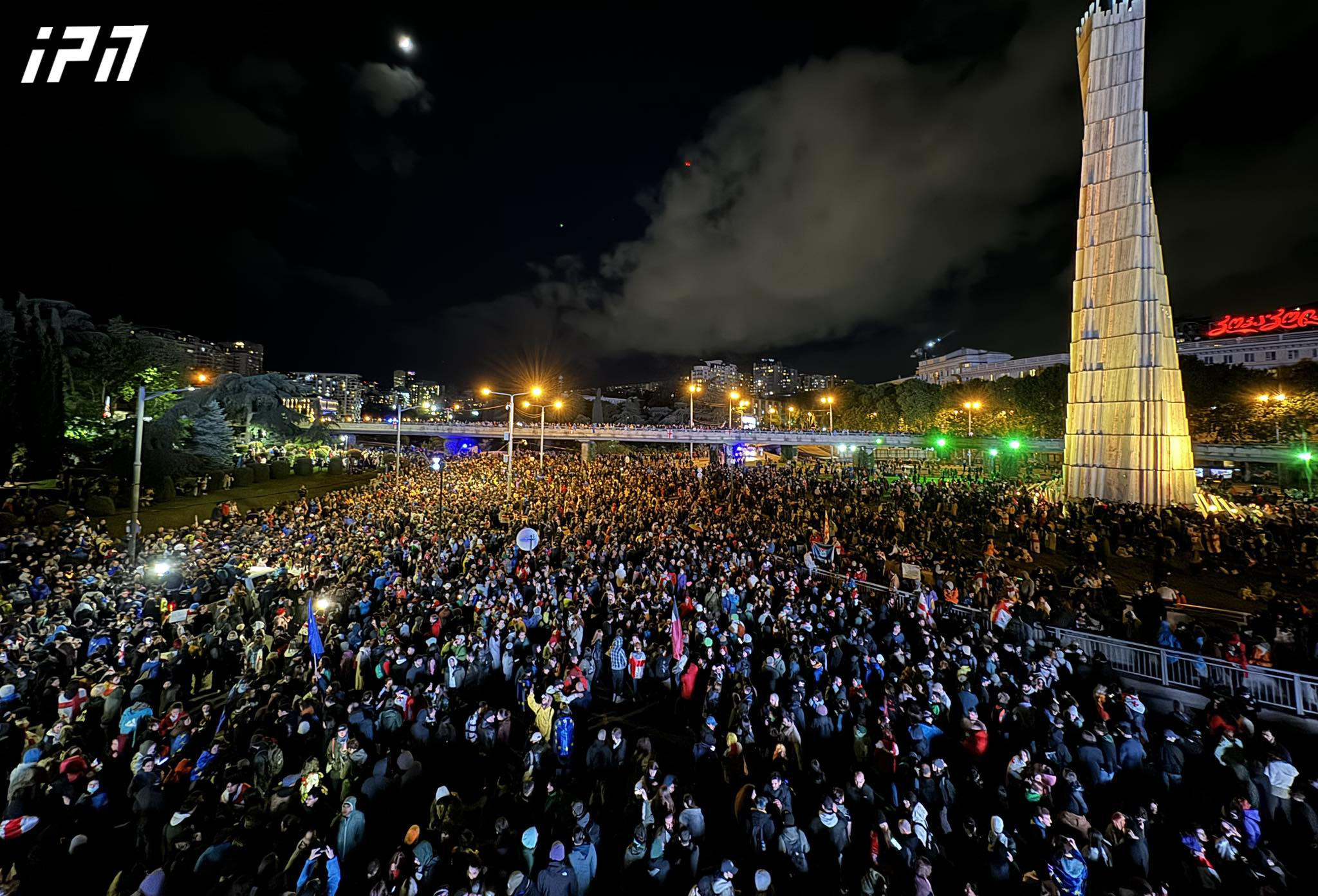 მომიტინგეებმა გმირთა მოედანი გადაკეტეს - ადგილზე სატრანსპორტო მოძრაობა სრულად პარალიზებულია