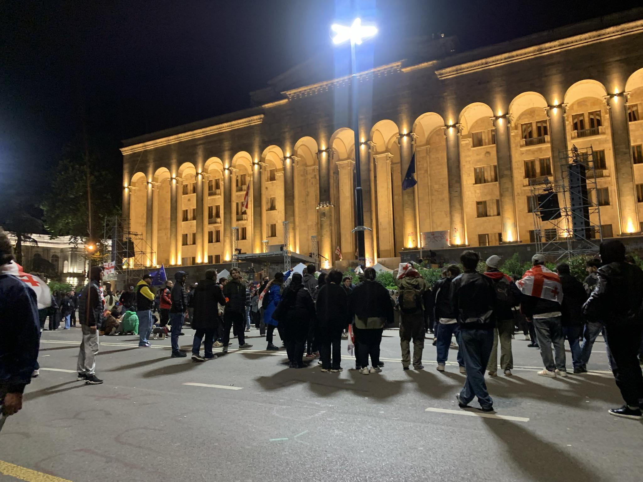 “უცხოური გავლენის გამჭვირვალობის შესახებ” კანონპროექტის საწინააღმდეგო აქცია დასრულდა - მომიტინგეების ნაწილი პარლამენტთან კვლავ რჩება