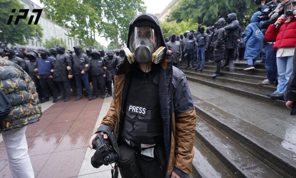 პარლამენტთან აქციაზე „ინტერპრესნიუსის“ ფოტორეპორტიორ გიორგი ჟამერაშვილს სამართალდამცველები ფიზიკურად გაუსწორდნენ
