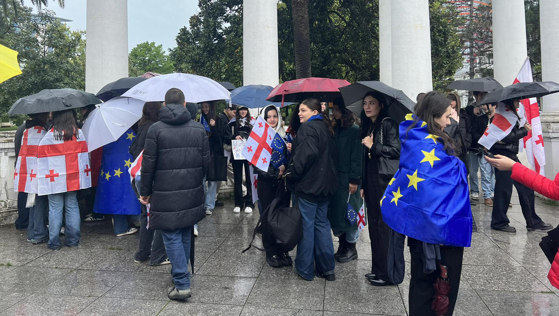 ბათუმის სხვადასხვა სკოლის მოსწავლეები „უცხოური გავლენის გამჭვირვალობის შესახებ” კანონპროექტის წინააღმდეგ საპროტესტო აქციას მართავენ