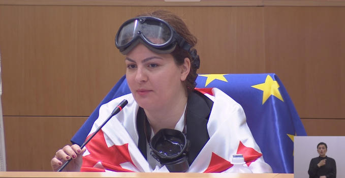 ანა ნაცვლიშვილი პლენარულ სხდომაზე აირწინაღითა და სათვალით მივიდა