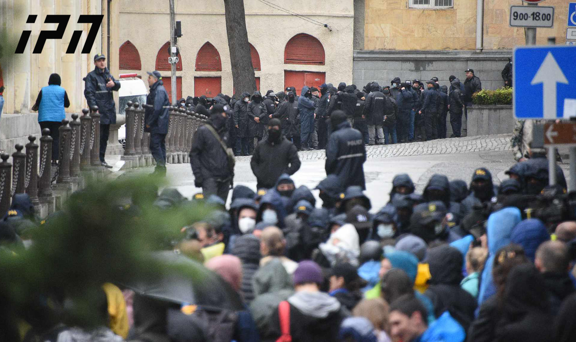 პოლიციამ პარლამენტის უკანა შესასვლელთან შეკრებილ აქციის მონაწილეებს ტერიტორია დაატოვებინა