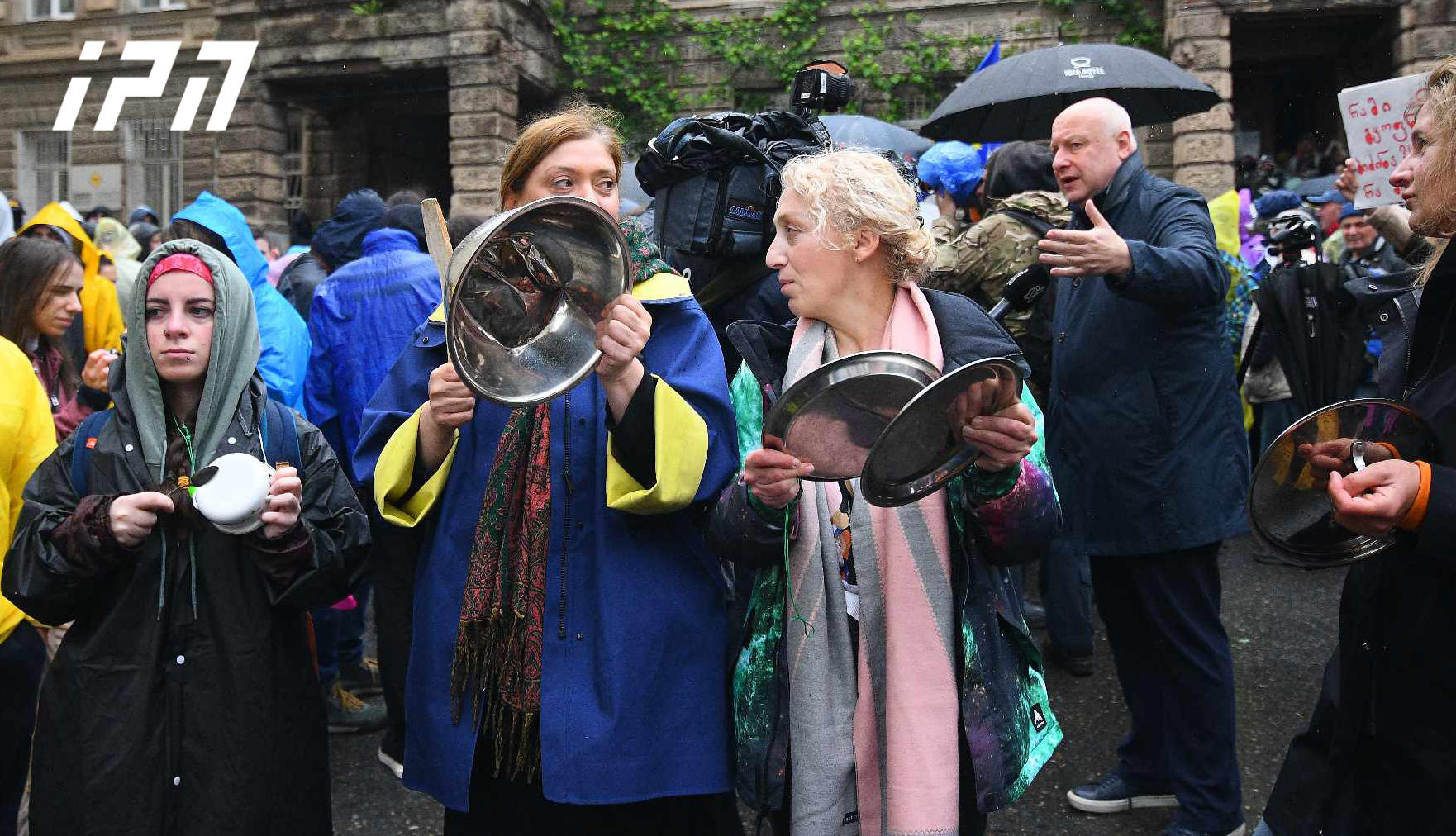 „მშობელთა მარშის“ ორგანიზატორებმა პარლამენტთან მიმდინარე აქციაზე სამზარეულოს ინვენტარი მოიტანეს