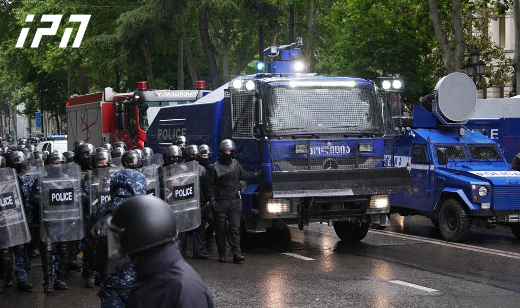 თავისუფლების მოედნიდან სპედანიშნულების რაზმისა და განსაკუთრებულ დავალებათა დეპარტამენტის თანამშრომლები პარლამენტის შენობისკენ დაიძრნენ