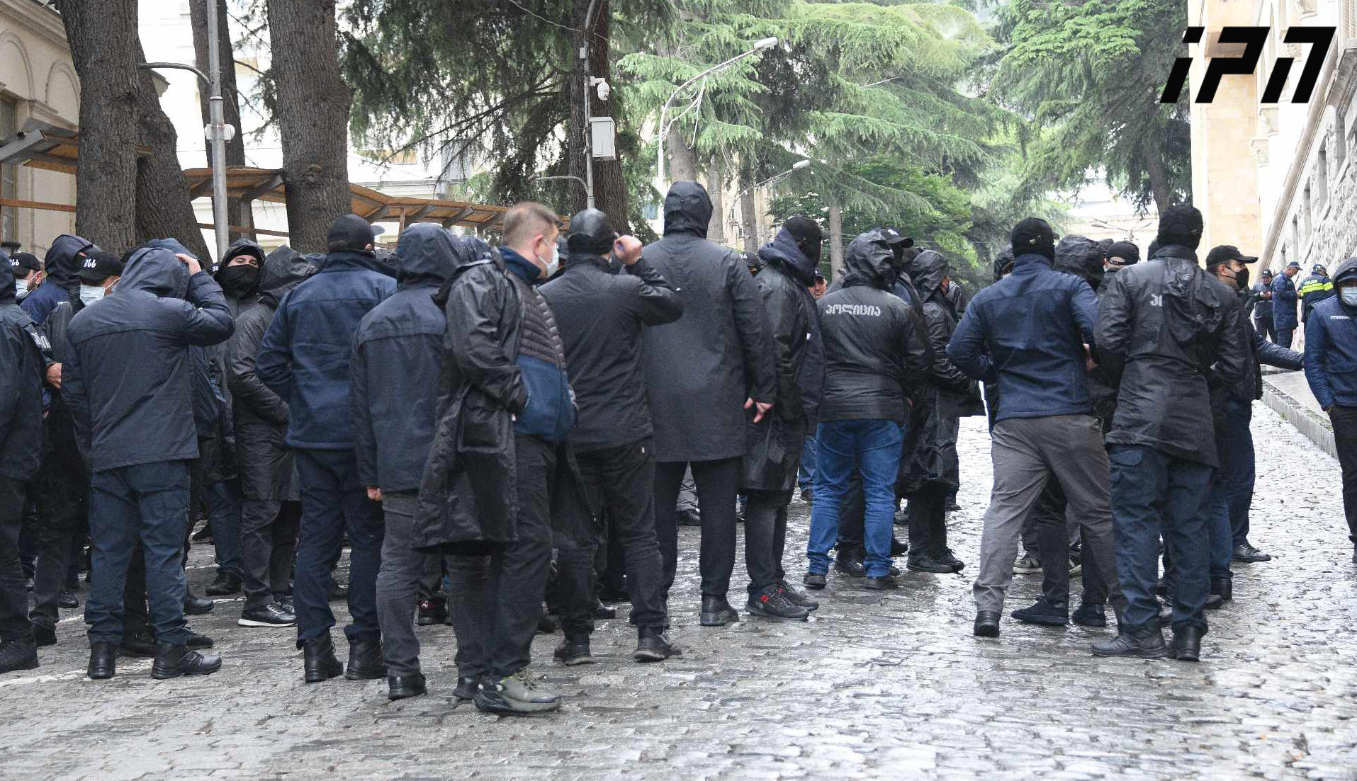 „ქართული ოცნების“ დეპუტატები პარლამენტში საპოლიციო ძალების დახმარებით შედიან