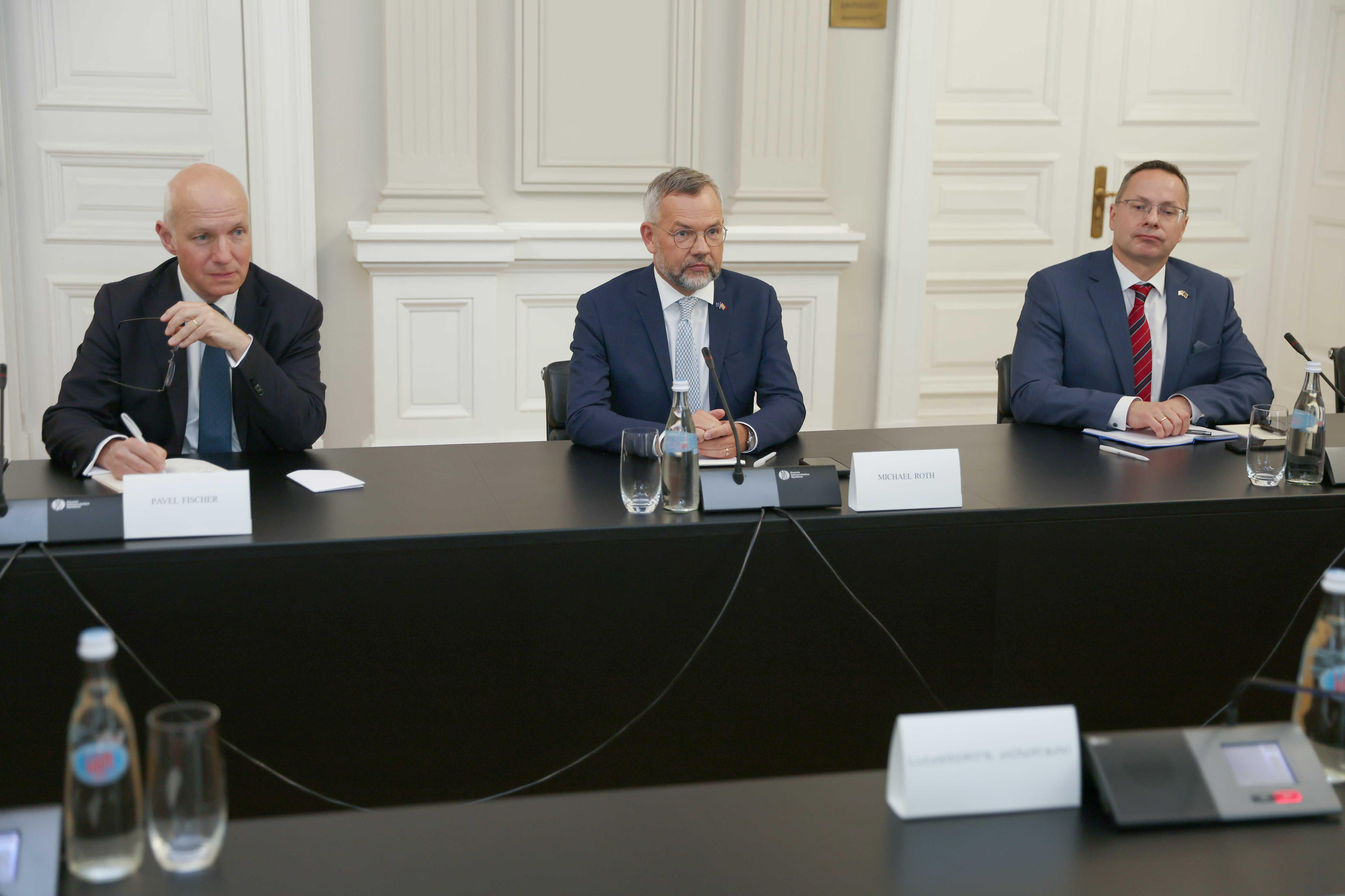 პრეზიდენტის ადმინისტრაცია - სალომე ზურაბიშვილმა გერმანიის, ლიეტუვის, პოლონეთის, ჩეხეთისა და ფინეთის პარლამენტის საგარეო საქმეთა კომიტეტების თავმჯდომარეებთან საქართველოს ევროინტეგრაციის პროცესი განიხილა