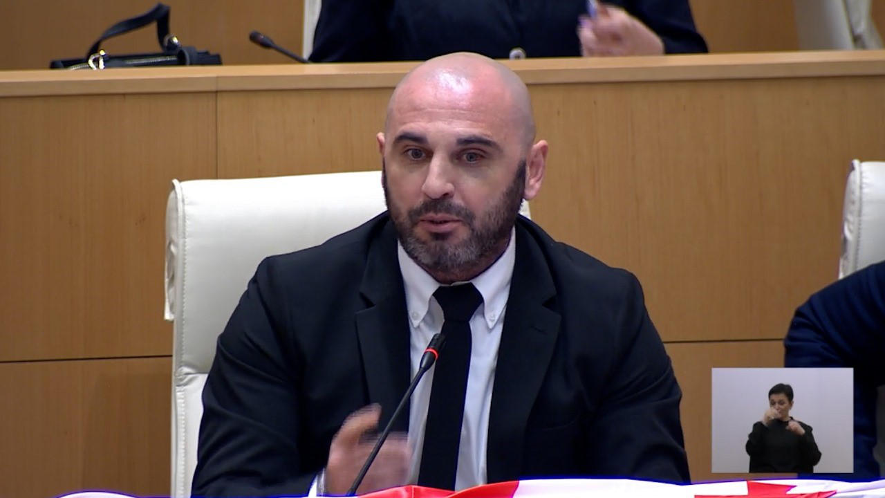 ლევან ხაბეიშვილი - დიტო სამხარაძის - ნაგვის ყუთი რომ აქვს თავში, დაორგანიზებულია ყველა ახალგაზრდასთან მივარდნა, თავპირის ლეწვა - ხალხს ეუბნებით, თქვენ გამო ვაკეთებთ ამას, თქვენ გჭირდებათ და ამიტომ გირტყამთ თავშიო