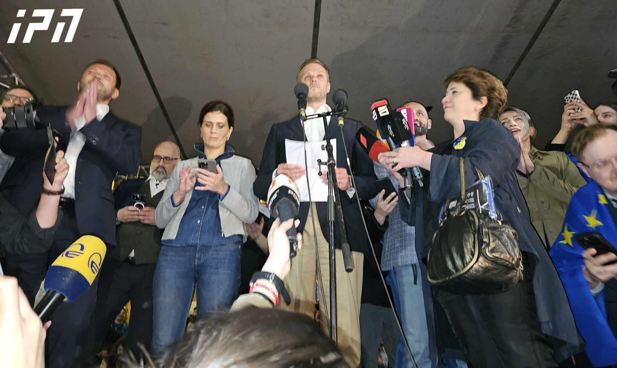 ლიეტუვის, ესტონეთისა და ისლანდიის საგარეო საქმეთა მინისტრებმა პარლამენტთან აქციის მონაწილეებს სიტყვით მიმართეს - მოქალაქეები უცხოელ პოლიტიკოსებს შეძახილებით: „ევროპა“ შეხვდნენ