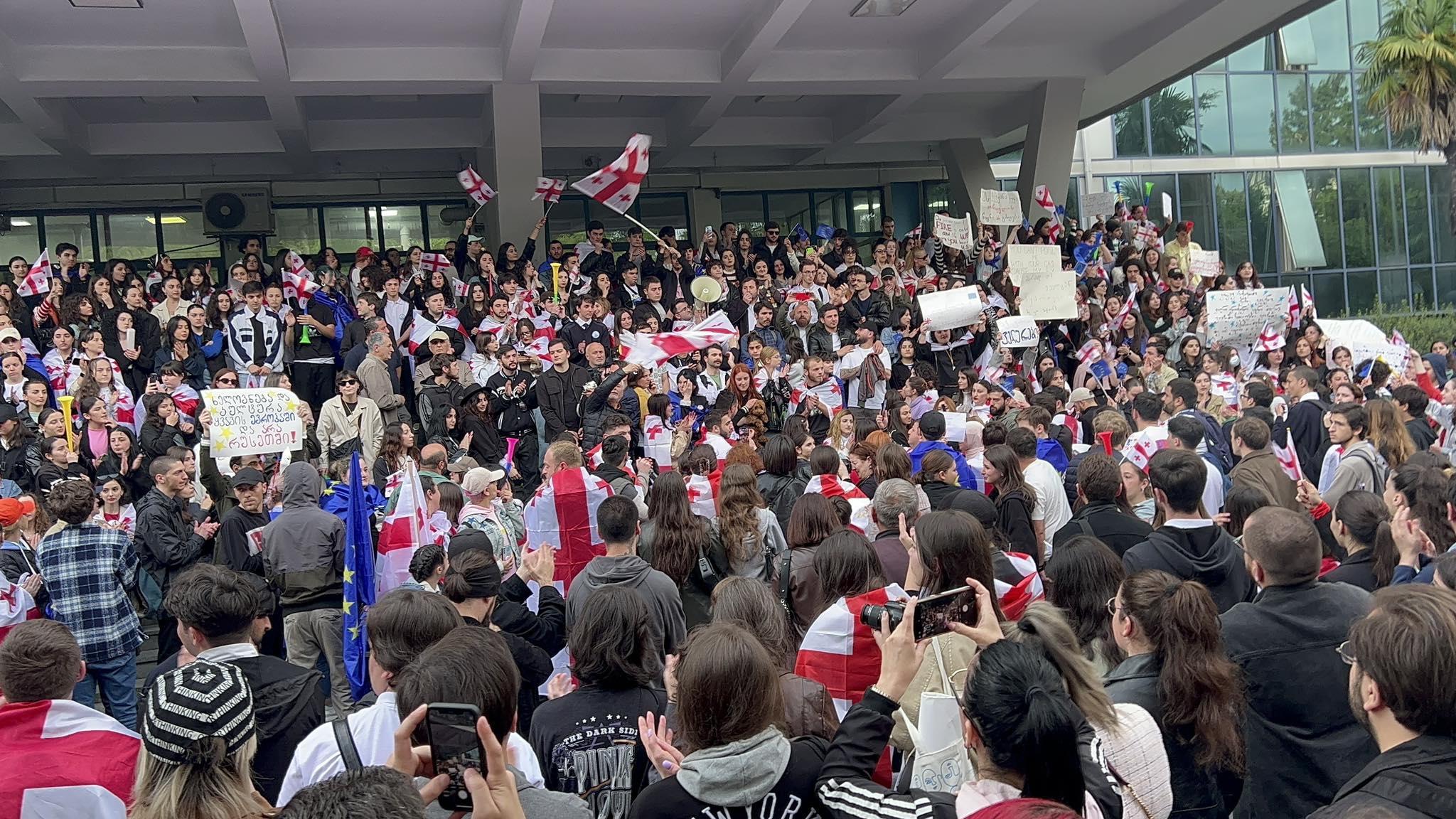 ბათუმში, “უცხოური გავლენის გამჭვირვალობის შესახებ” კანონპროექტის წინააღმდეგ საპროტესტო აქცია მიმდინარეობს