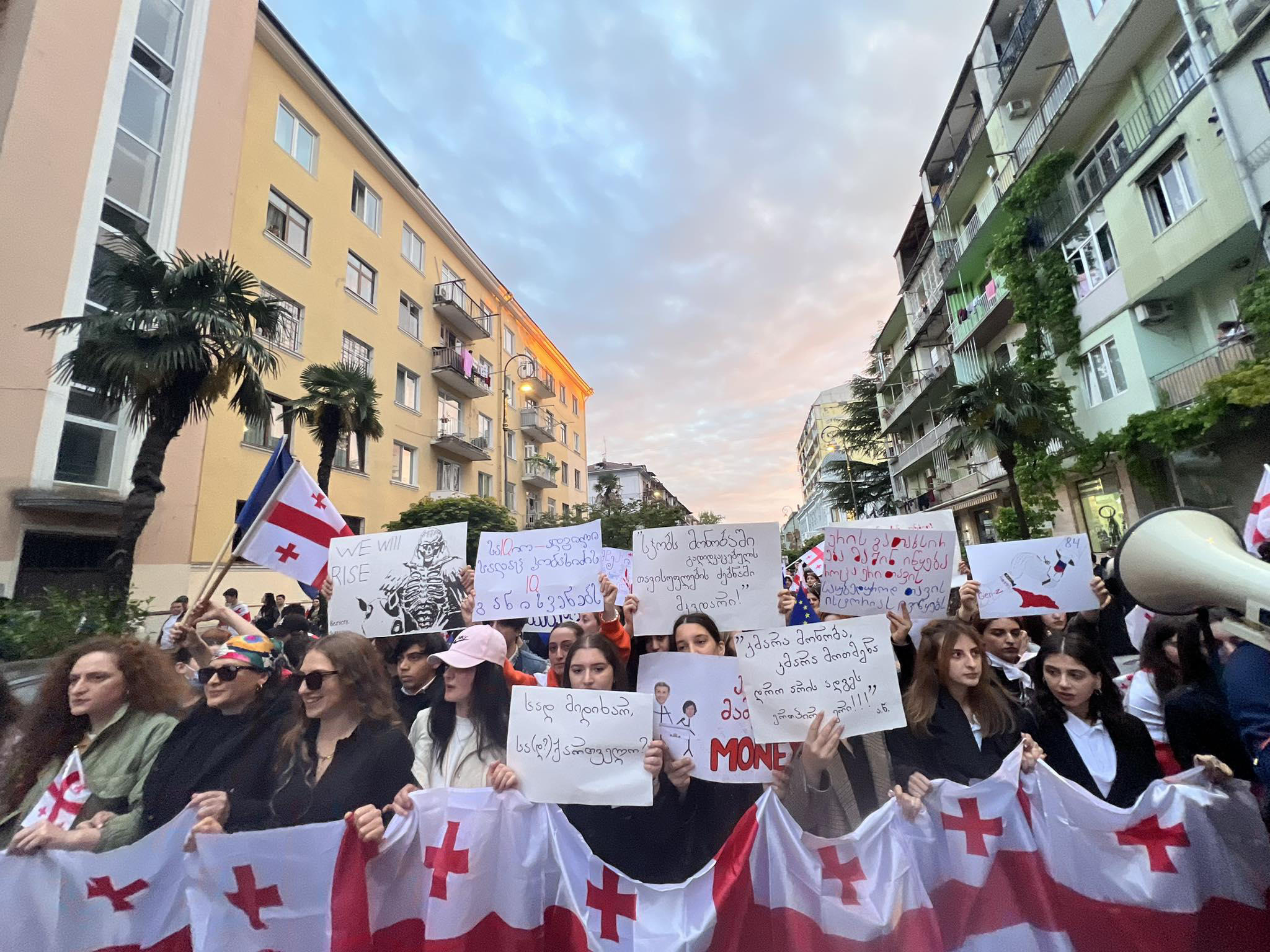 ბათუმში საპროტესტო მსვლელობა შეძახილებით  - “არა რუსულ კანონს” მიმდინარეობს