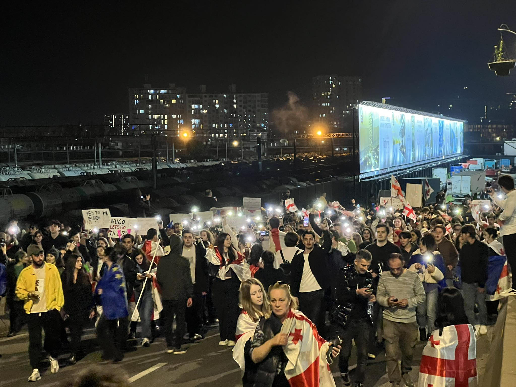 აქციის მონაწილეებმა შეძახილებით „არა რუსულ კანონს“  ბათუმის მთავარი შესავლელი გადაკეტეს