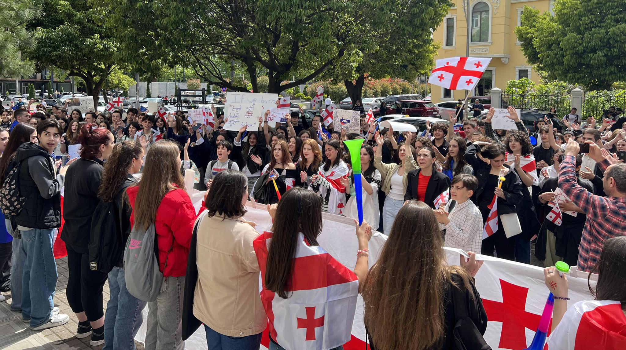 ბათუმში ის სკოლის მოსწავლეები „უცხოური გავლენის გამჭვირვალობის შესახებ“ კანონპროექტის საპროტესტო აქციას მართავენ და აცხადებენ, რომ მიღებული პროექტი მათ ევროპულ განათლებასთან აშორებს