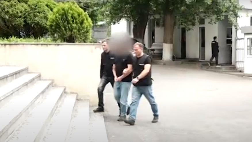 შსს-ს ინფორმაციით, პარლამენტთან საპროტესტო აქციაზე პოლიციელებზე თავდასხმის ბრალდებით ერთი პირი დააკავეს