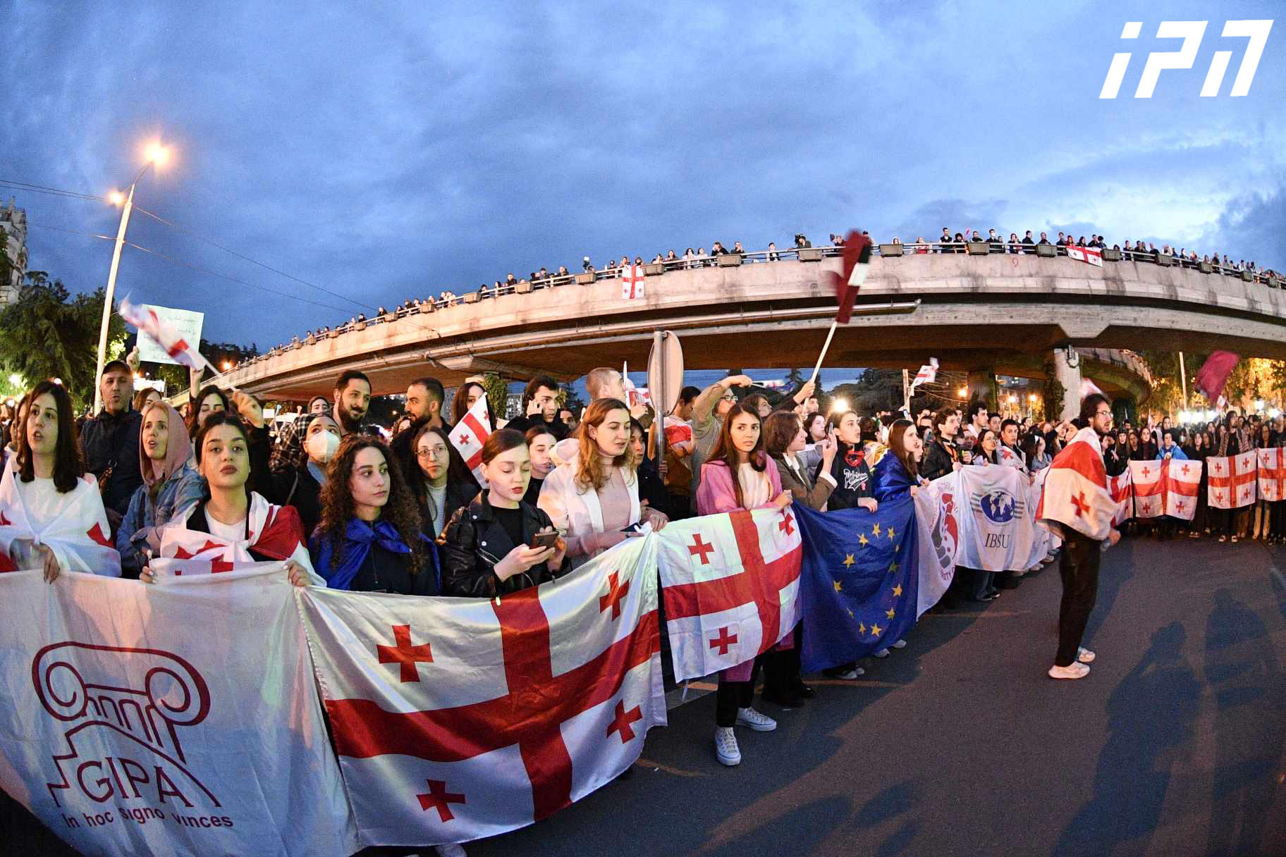 მომიტინგეები გმირთა მოედნიდან მტკვრის მარჯვენა სანაპიროს გავლით  მსვლელობით პარლამენტისკენ მიემართებიან