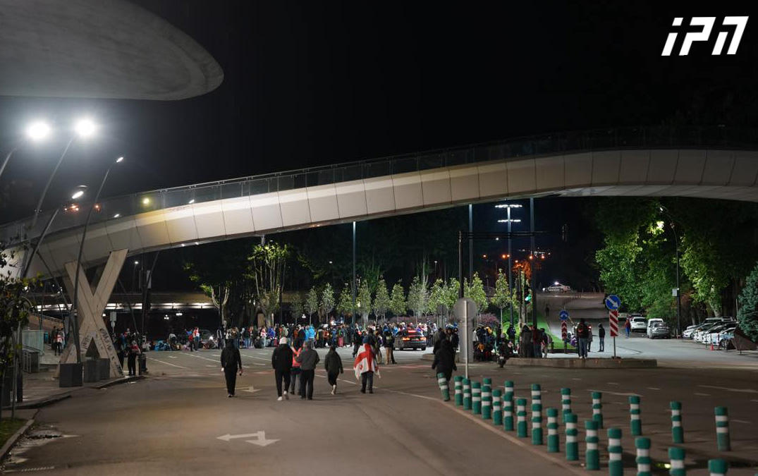 გმირთა მოედანზე ნაწილობრივ, ხოლო მტკვრის მარცხენა სანაპიროზე საავტომობილო მოძრაობა სრულად აღდგა