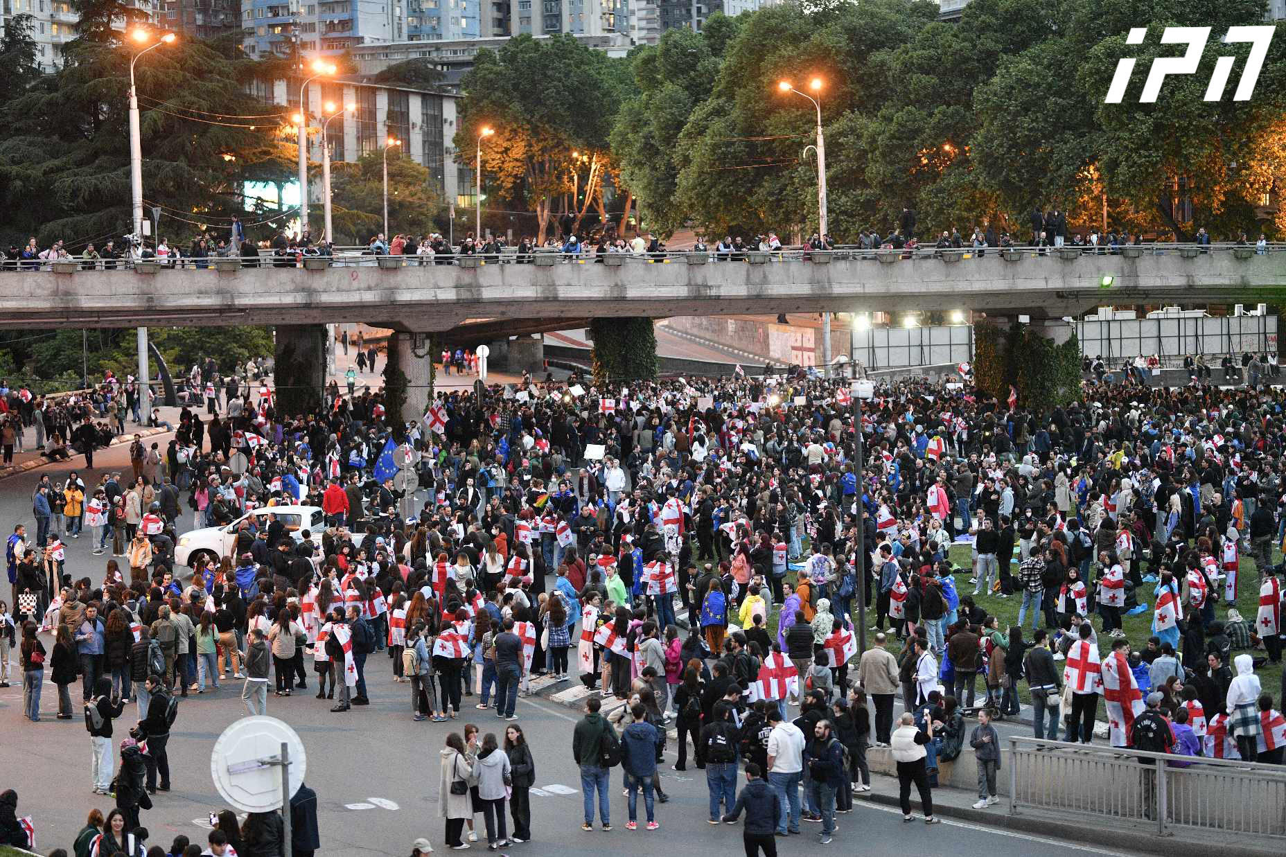 “უცხოური გავლენის გამჭვირვალობის შესახებ” კანონპროექტის მოწინააღმდეგეები თბილისის რამდენიმე ლოკაციაზე მსვლელობას მართავენ - გადაკეტილია გმირთა მოედანი