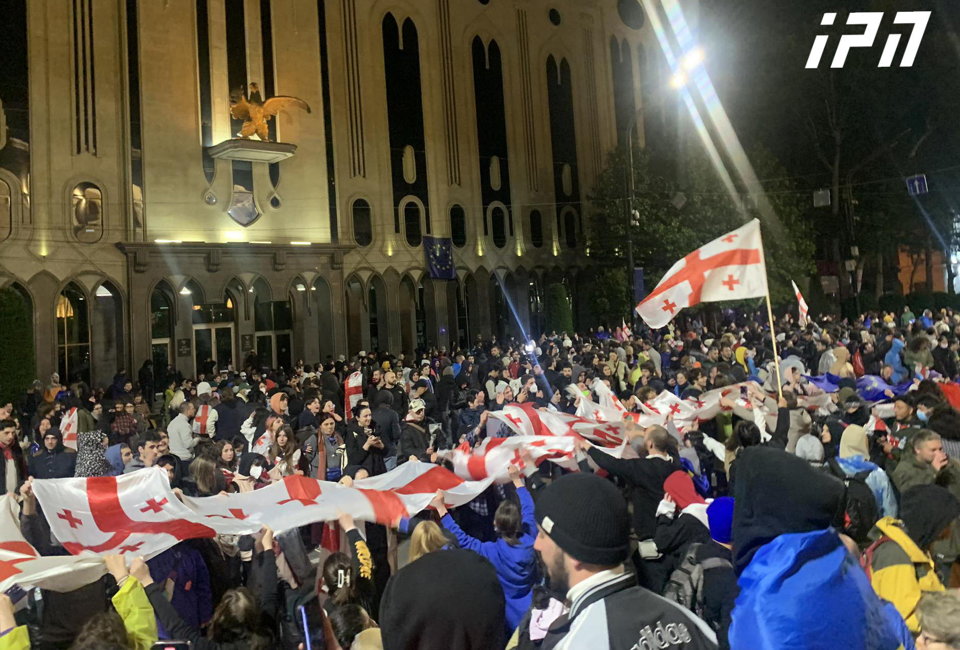 მომიტინგეები, რომლებიც ქალაქის სხვადასხვა ლოკაციაზე გამოხატავდნენ პროტესტს, პარლამენტთან დაბრუნდნენ