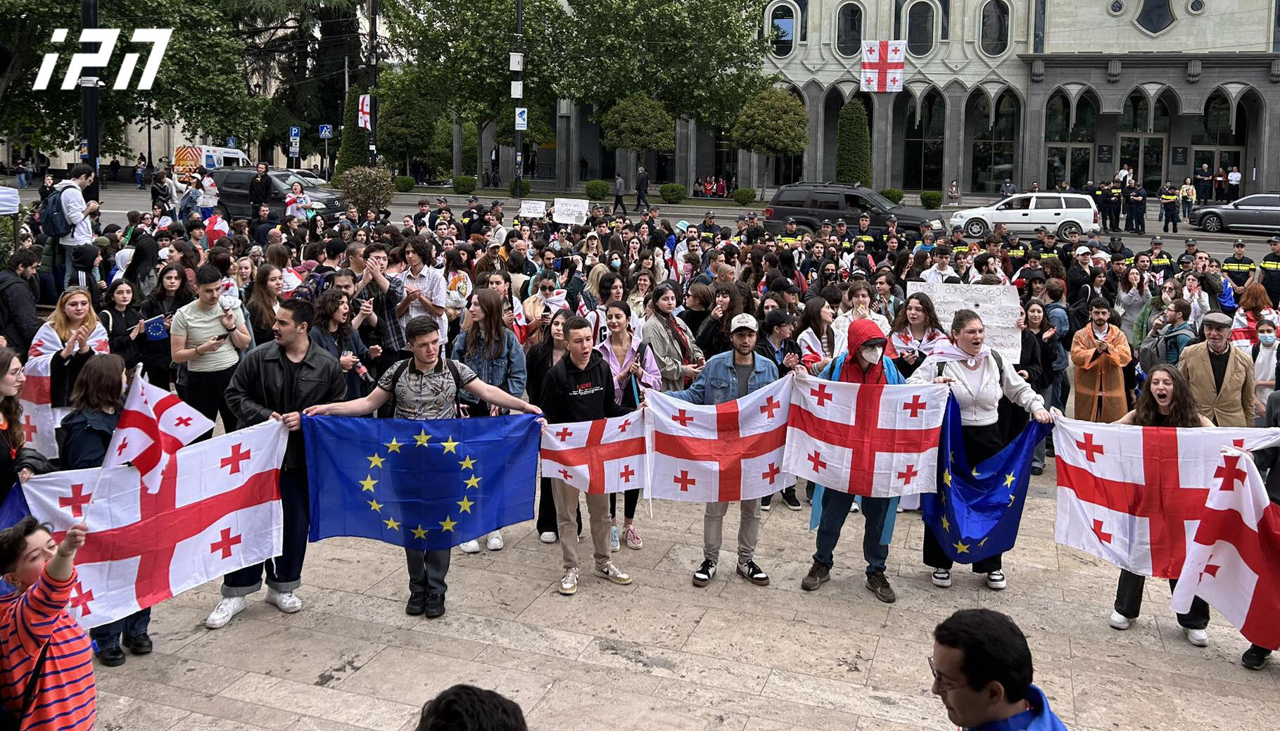 სტუდენტები თსუ-ს პირველი კორპუსიდან პარლამენტთან მსვლელობით მივიდნენ