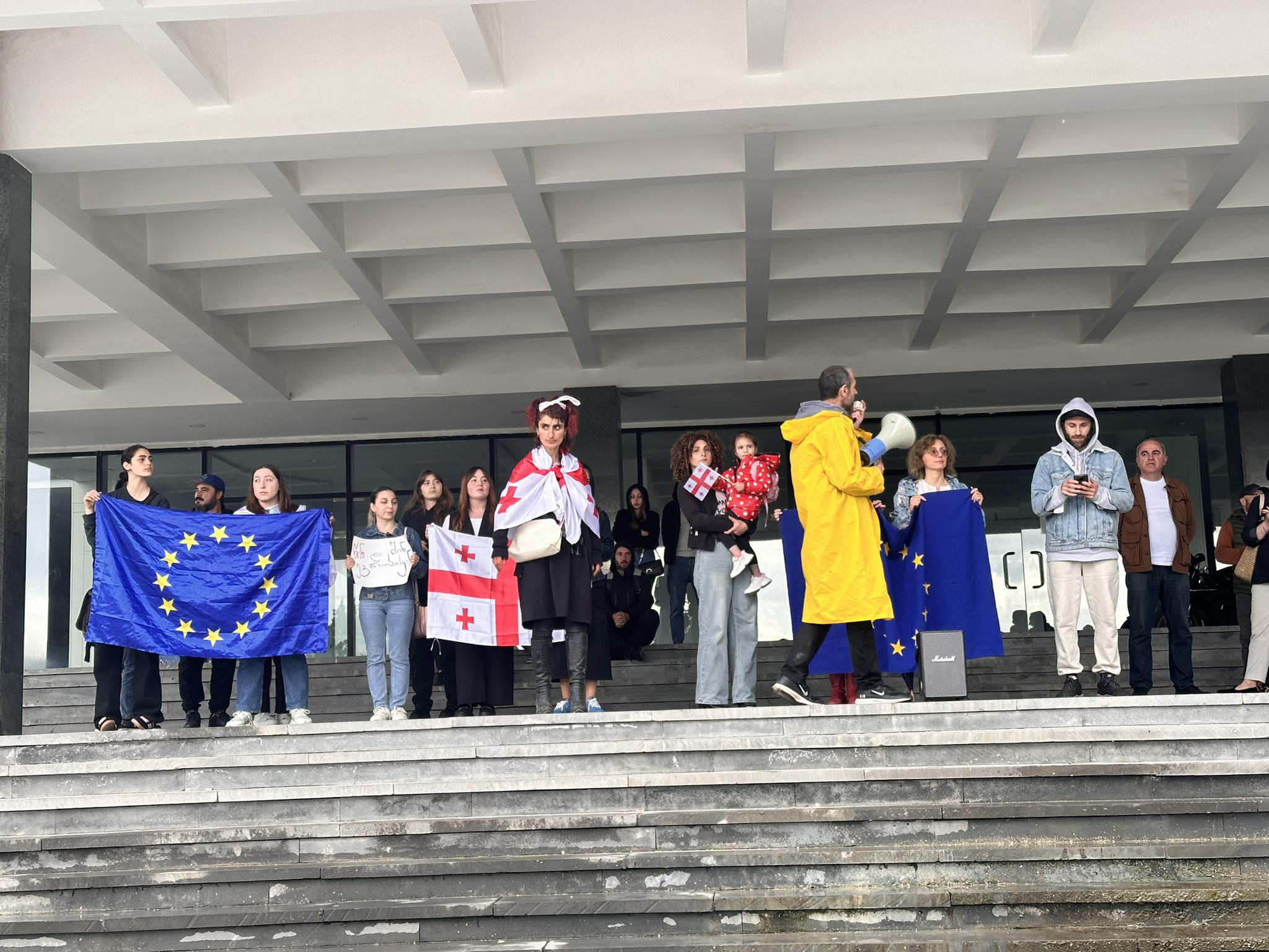 თელავში „უცხოური გავლენის გამჭვირვალობის შესახებ“ კანონპროექტს აპროტესტებენ