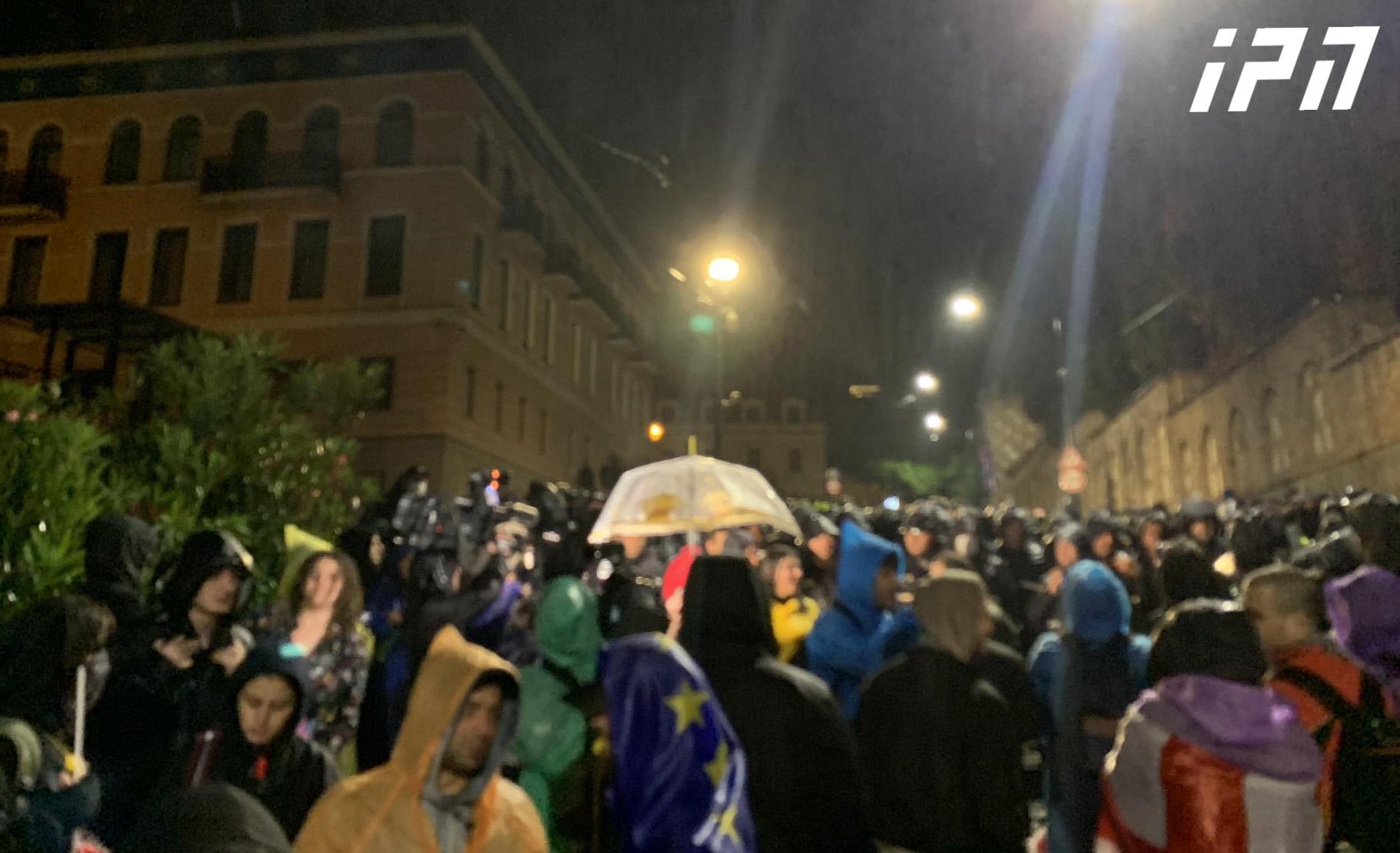 “უცხოური გავლენის გამჭვირვალობის შესახებ” კანონპროექტის მოწინააღმდეგეების ნაწილმა “ქართული ოცნების” ოფისთან გადაინაცვლა - მომიტინგეებს ადგილზე პოლიციის კორდონი დახვდათ