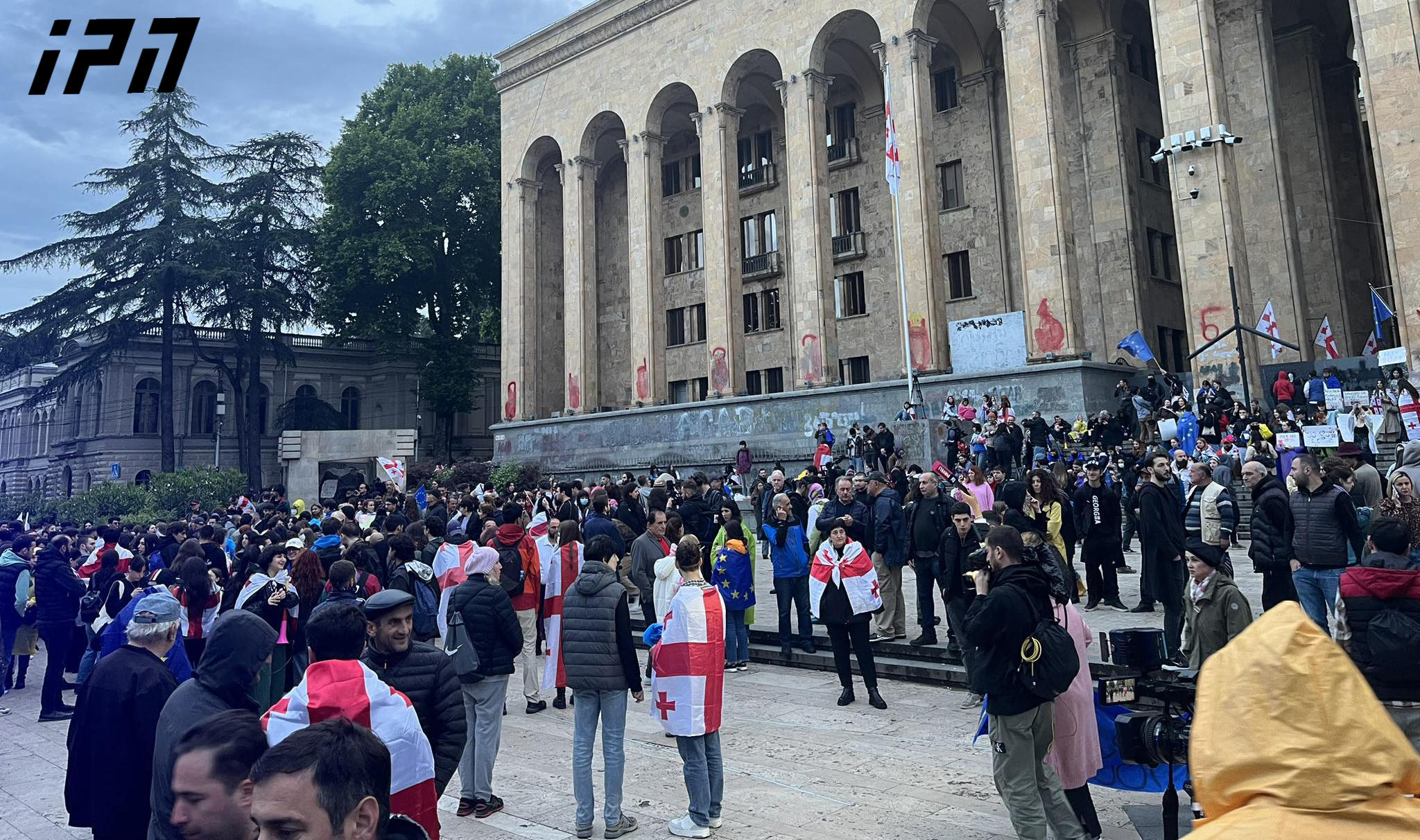 პარლამენტთან “უცხოური გავლენის გამჭვირვალობის შესახებ” კანონპროექტის წინააღმდეგ აქცია მიმდინარეობს
