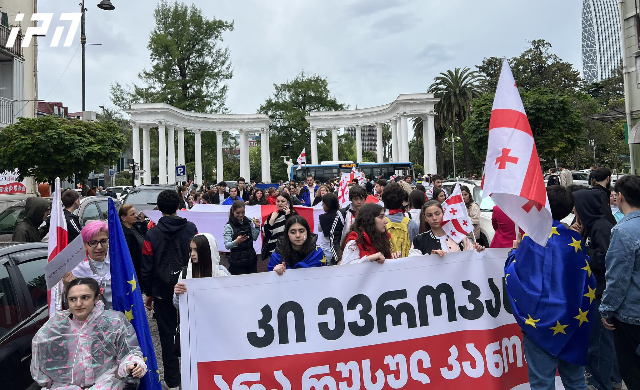 ბათუმში, „უცხოური გავლენის გამჭვირვალობის შესახებ“ კანონპროექტის წინააღმდეგ „დედების მარში“ მიმდინარეობს