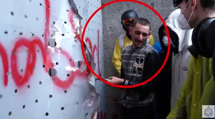 შინაგან საქმეთა სამინისტრომ, პარლამენტთან, ჯგუფურად ნივთის დაზიანების ბრალდებით ორი პირი დააკავა