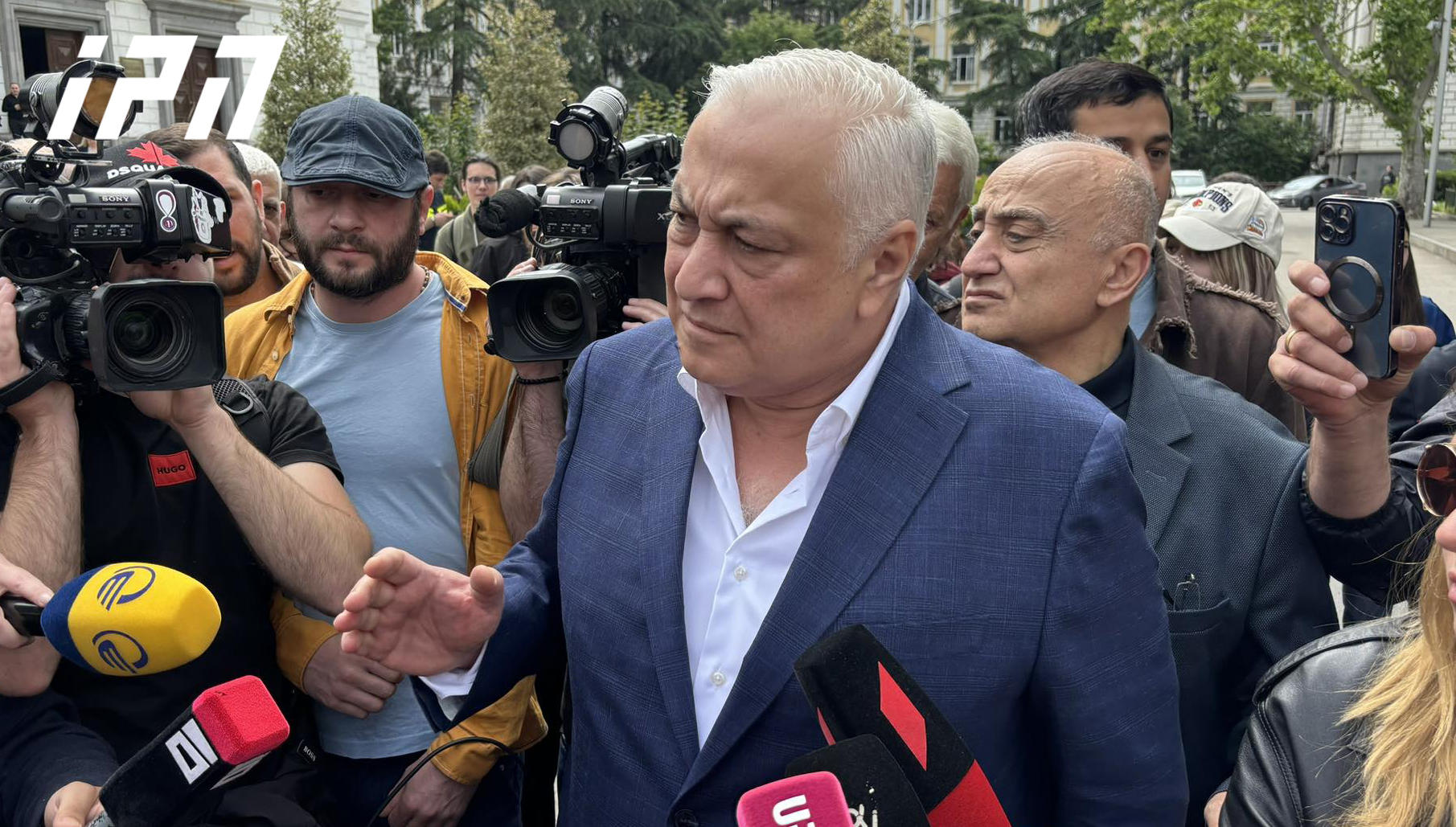 ტექნიკური უნივერსიტეტის რექტორი უნივერსიტეტის შენობასთან შეკრებილ სტუდენტებს - რატომ უნდა იყვიროთ, ლექციები მიმდინარეობს, ყველაფრის უფლება გვაქვს, ანარქია გვაქვს?