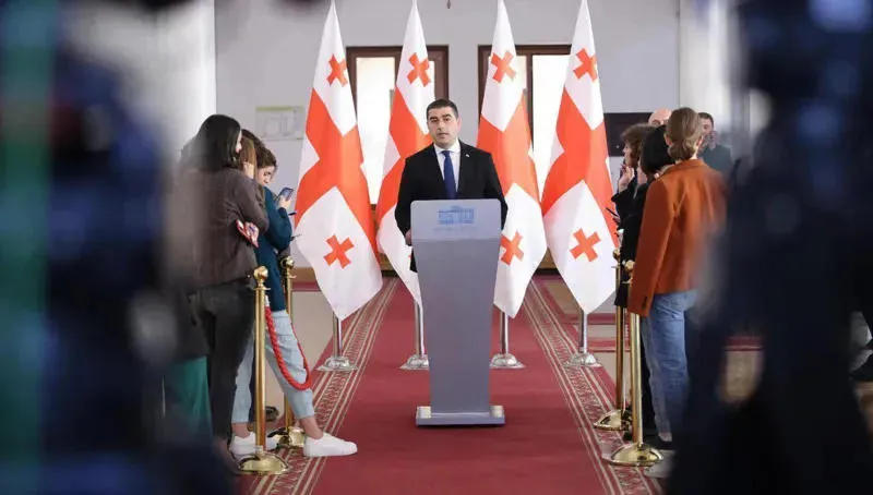 შალვა პაპუაშვილი დეპუტატ მარიამ ლაშხის მიერ „გლობალური ომის პარტიასა“ და მასონებზე გაკეთებულ განცხადებას „პირობით შედარებას“ უწოდებს და მისი მისამართით კრიტიკას „ფაშისტურ კამპანიად“ აფასებს