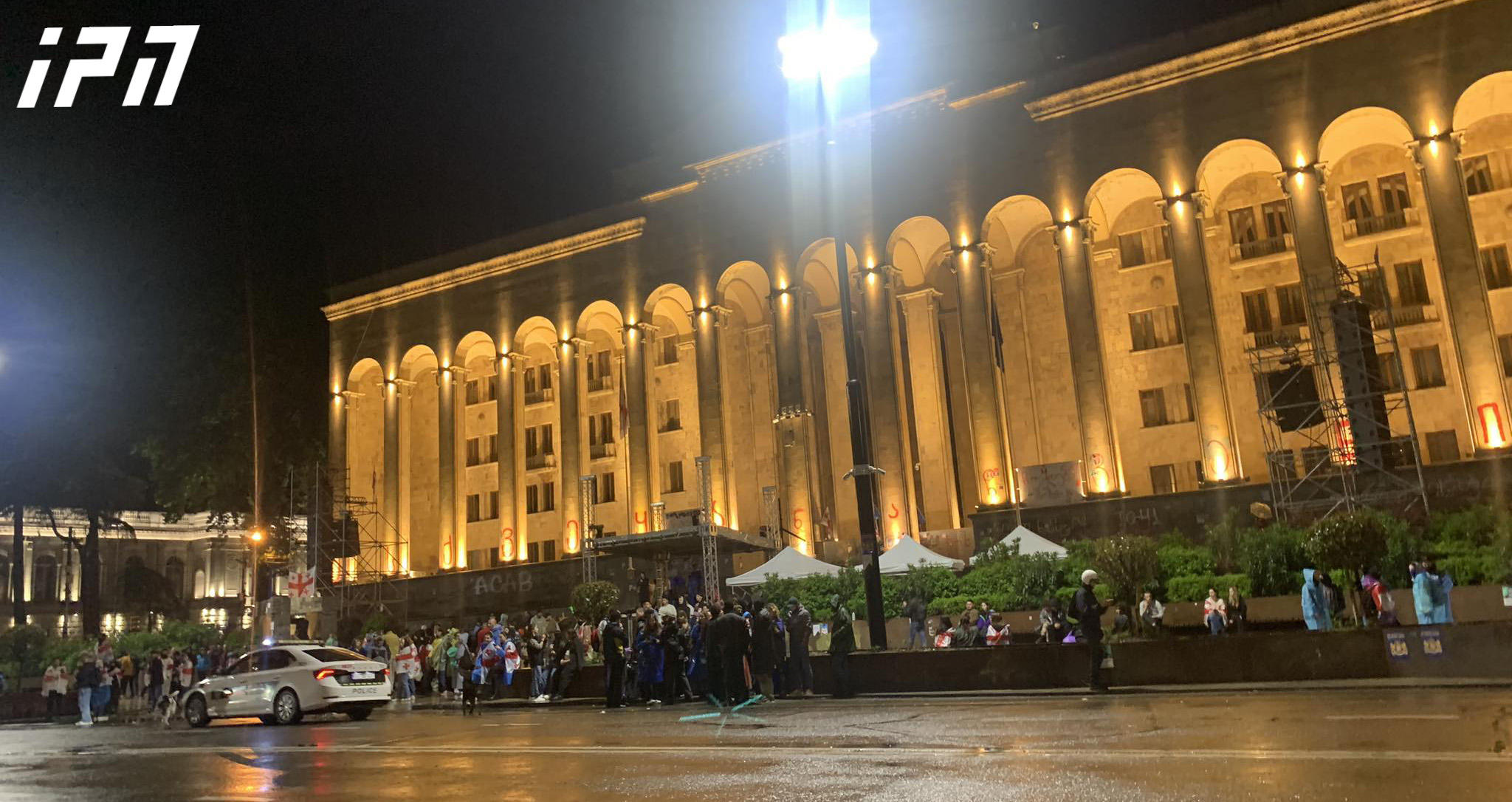 აქციის მონაწილეები, რომლებიც „ქართული ოცნების“ ოფისთან იმყოფებოდნენ, პარლამენტთან დაბრუნდნენ