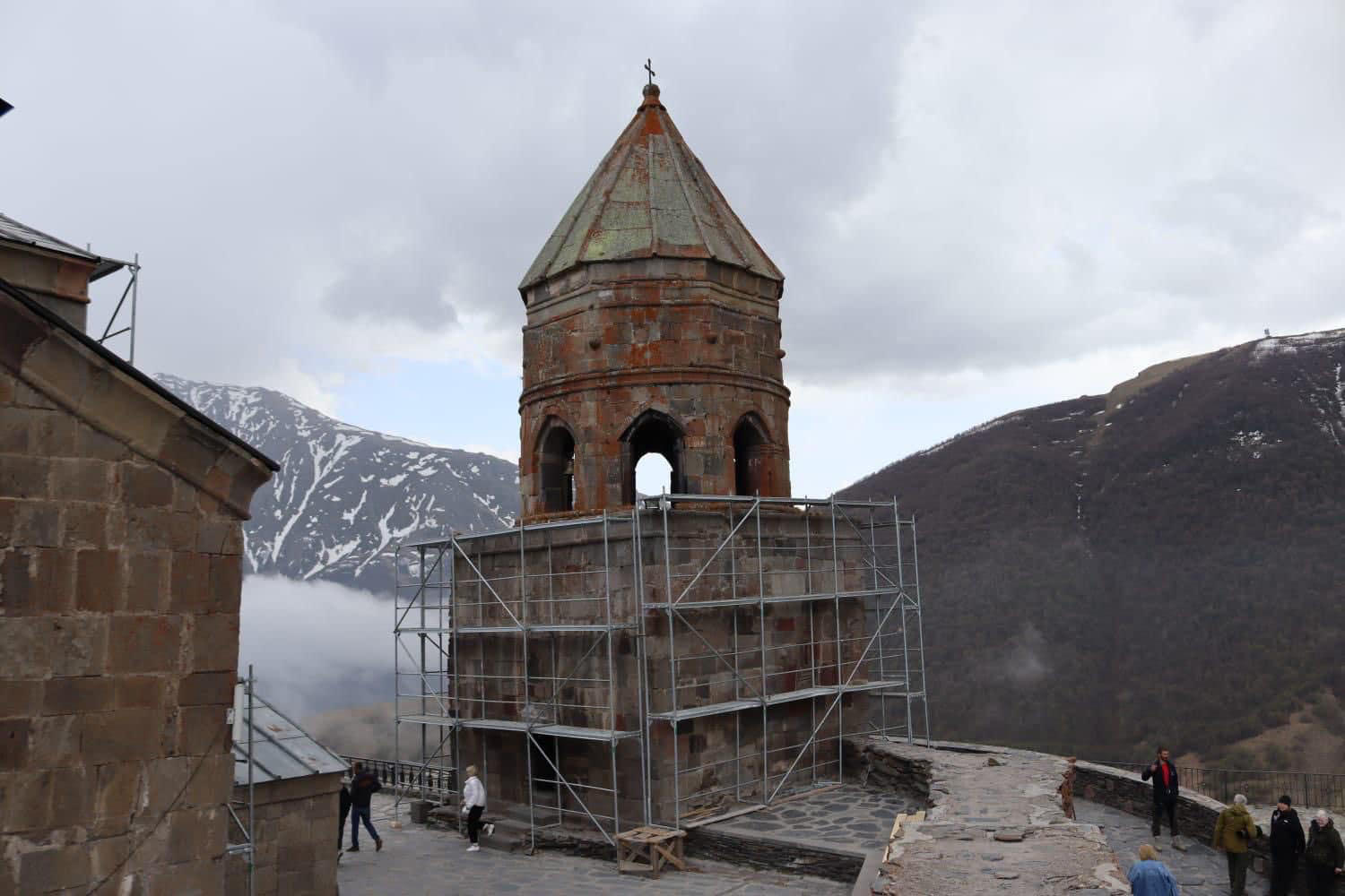 გერგეტის სამების საეკლესიო კომპლექსის რეაბილიტაცია დაიწყო