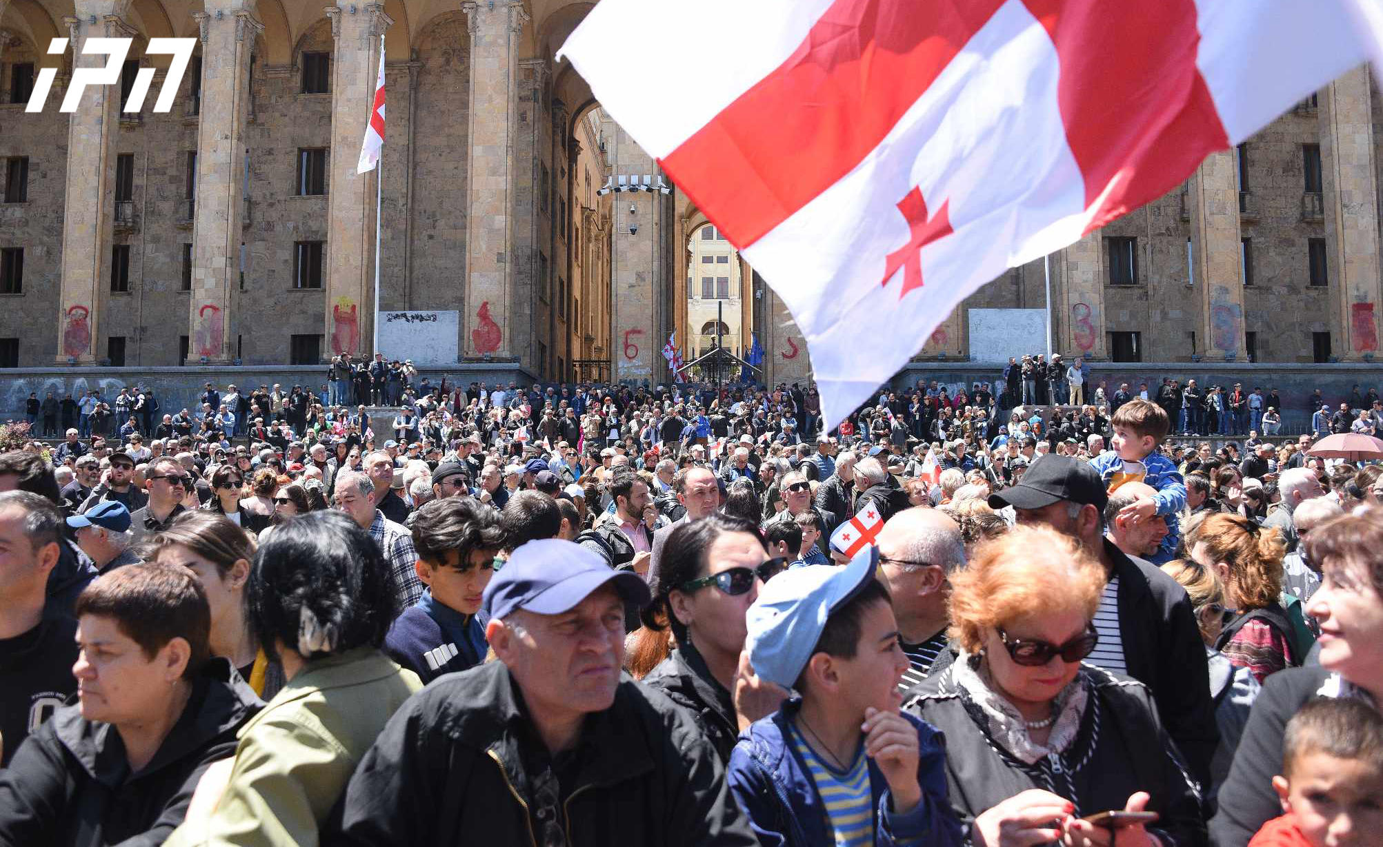 რუსთაველის გამზირზე, სადაც მოქალაქეები ოჯახის სიწმინდის დღესთან დაკავშირებით იკრიბებიან, გზა გადაიკეტა